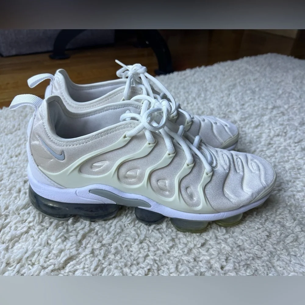 Men’s 7.5/ Women’s 9 Nike Air VaporMax Plus White Sneakers